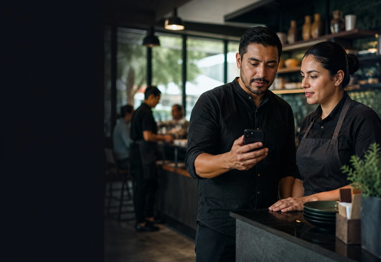 Equipo de un restaurante usando Fudi Rewards durante la operación